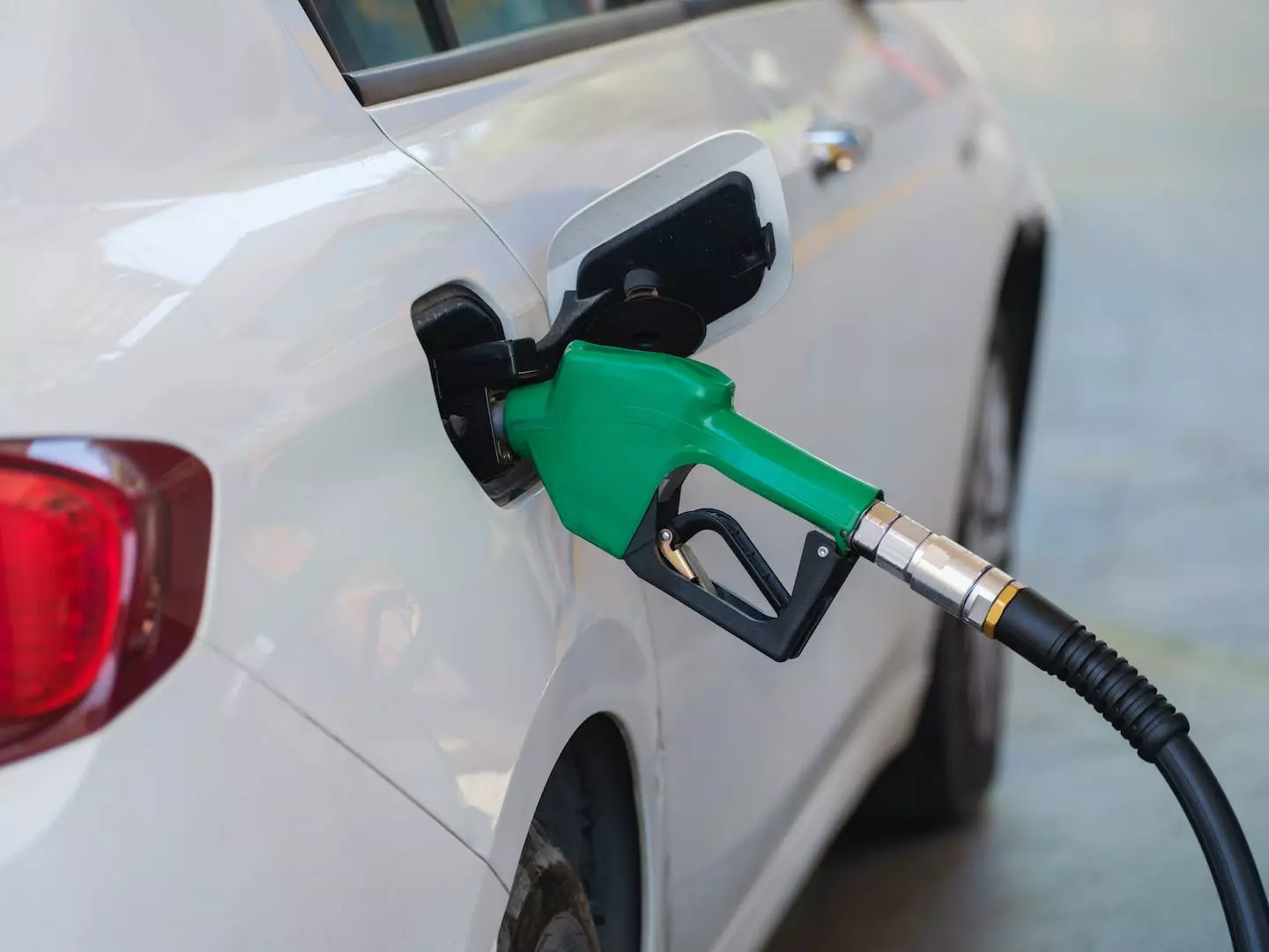 En dybdeanalyse av avgift på diesel: Økonomiske, miljøvennlige og politiske implikasjoner