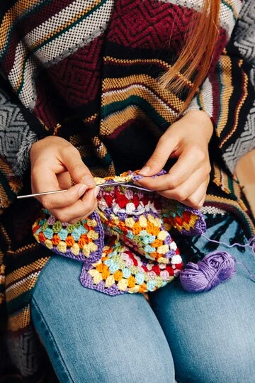 kvinne med strikketøy