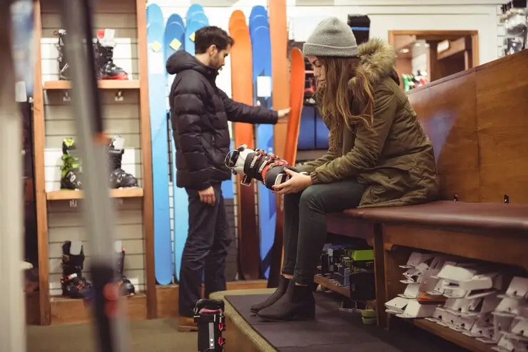 kvinne velger skisko i en butikk