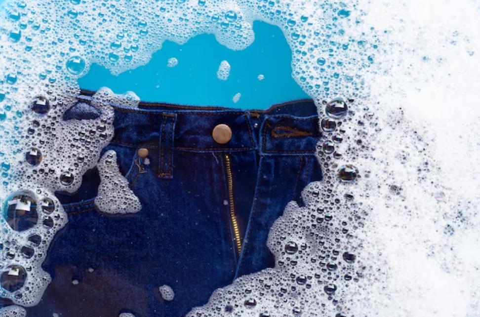 Vask jeansen utvendig for å beskytte fargestoffet
