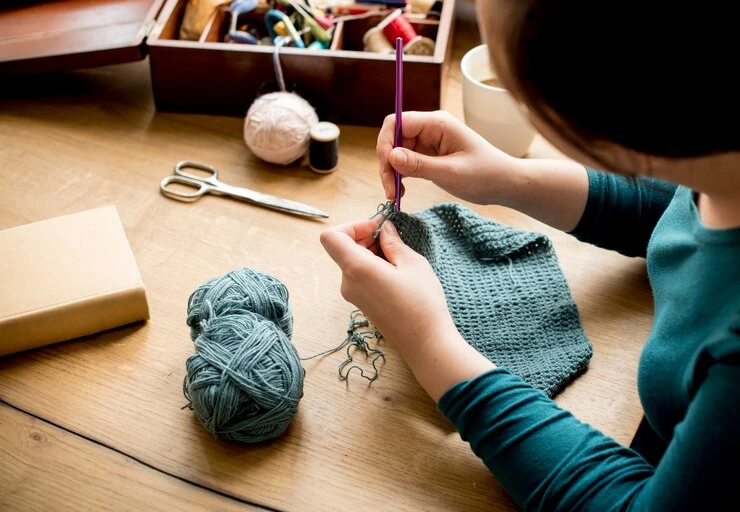 kvinne strikking håndarbeid hobby hjemmelaget