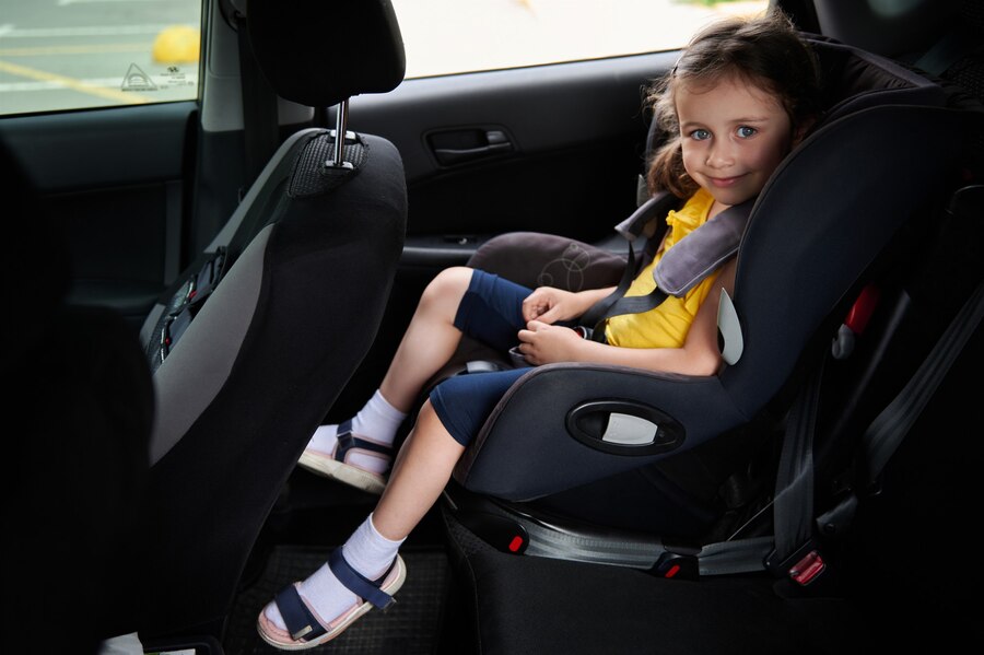 Hvor lenge skal barn sitte i bilstol